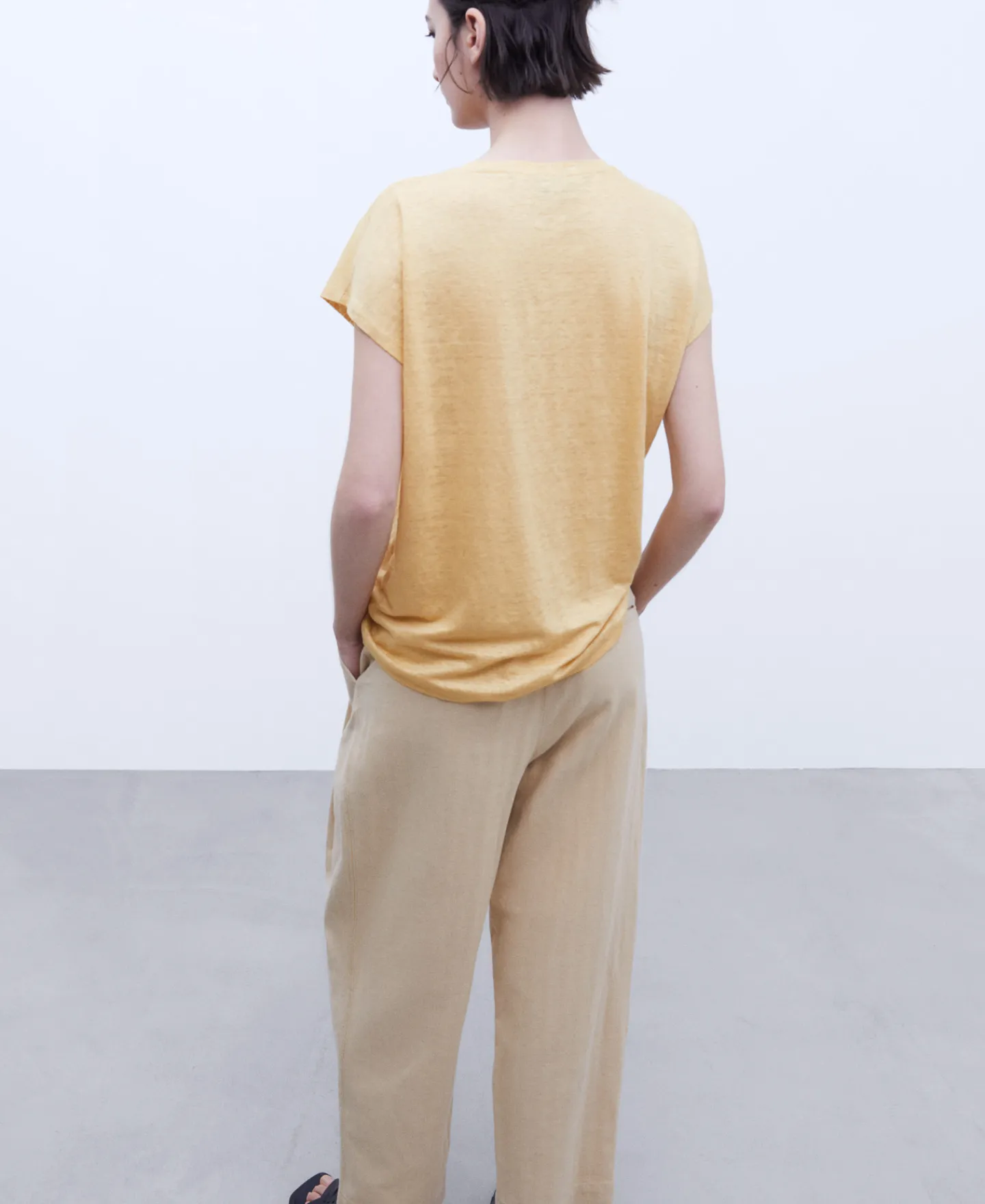 Adolfo Dominguez Camisetas>Camiseta En Lino Con Cuello Pico Amarillo Claro