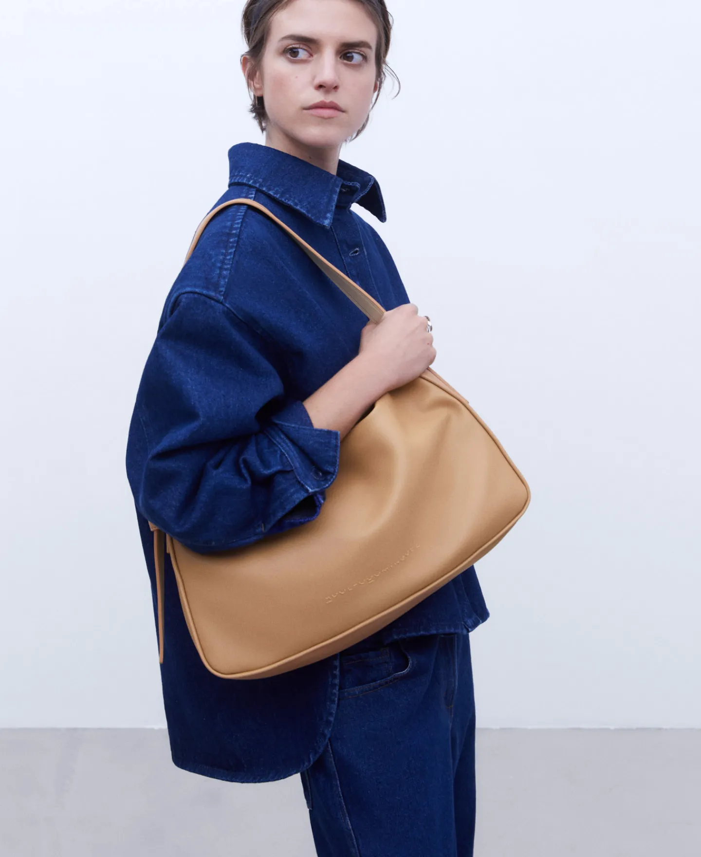 Adolfo Dominguez Bolsos>Hobo Mediano En Poliester Reciclado Camel