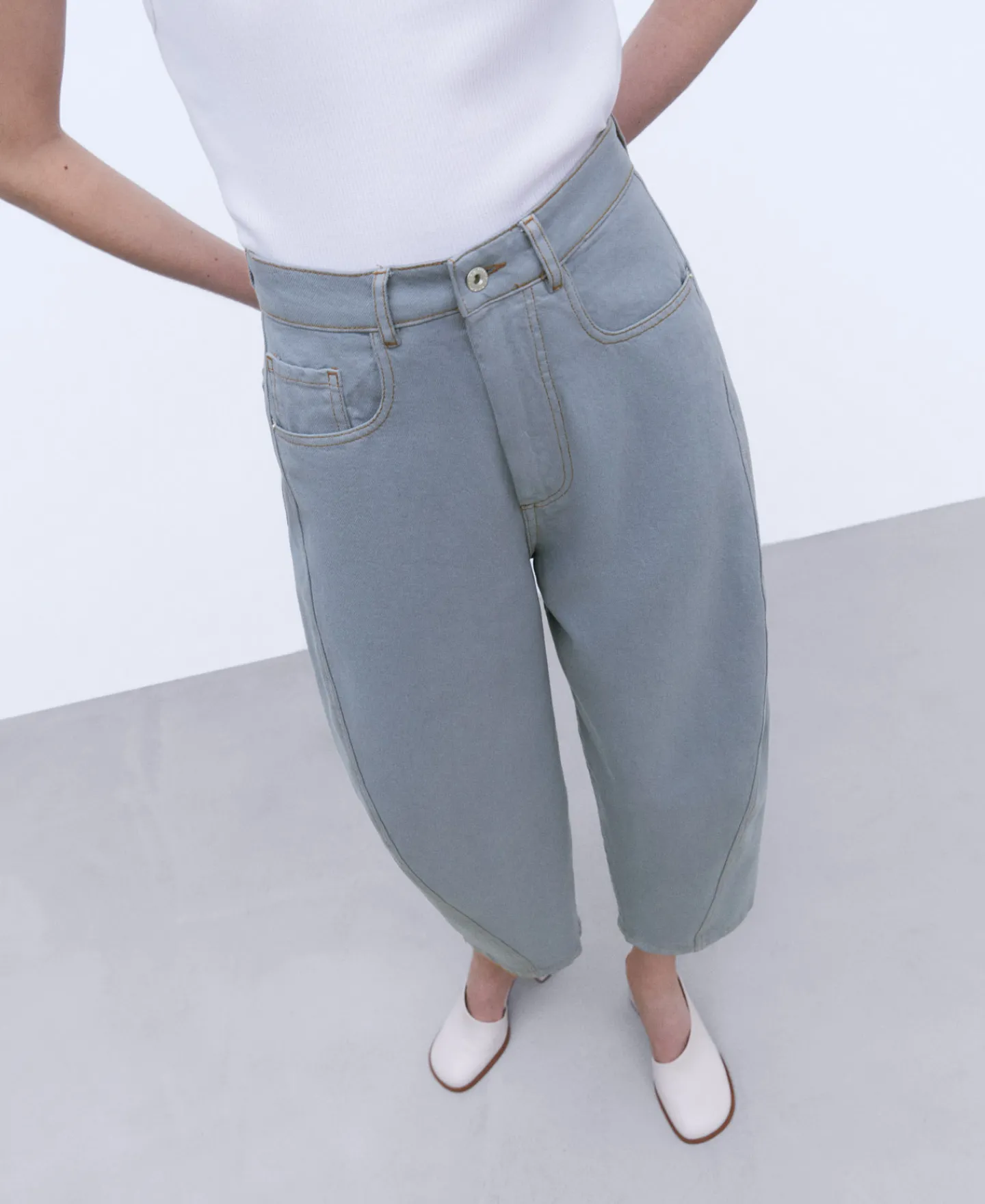 Adolfo Dominguez Pantalones>Pantalon Vaquero Banana En Algodon Gris Claro