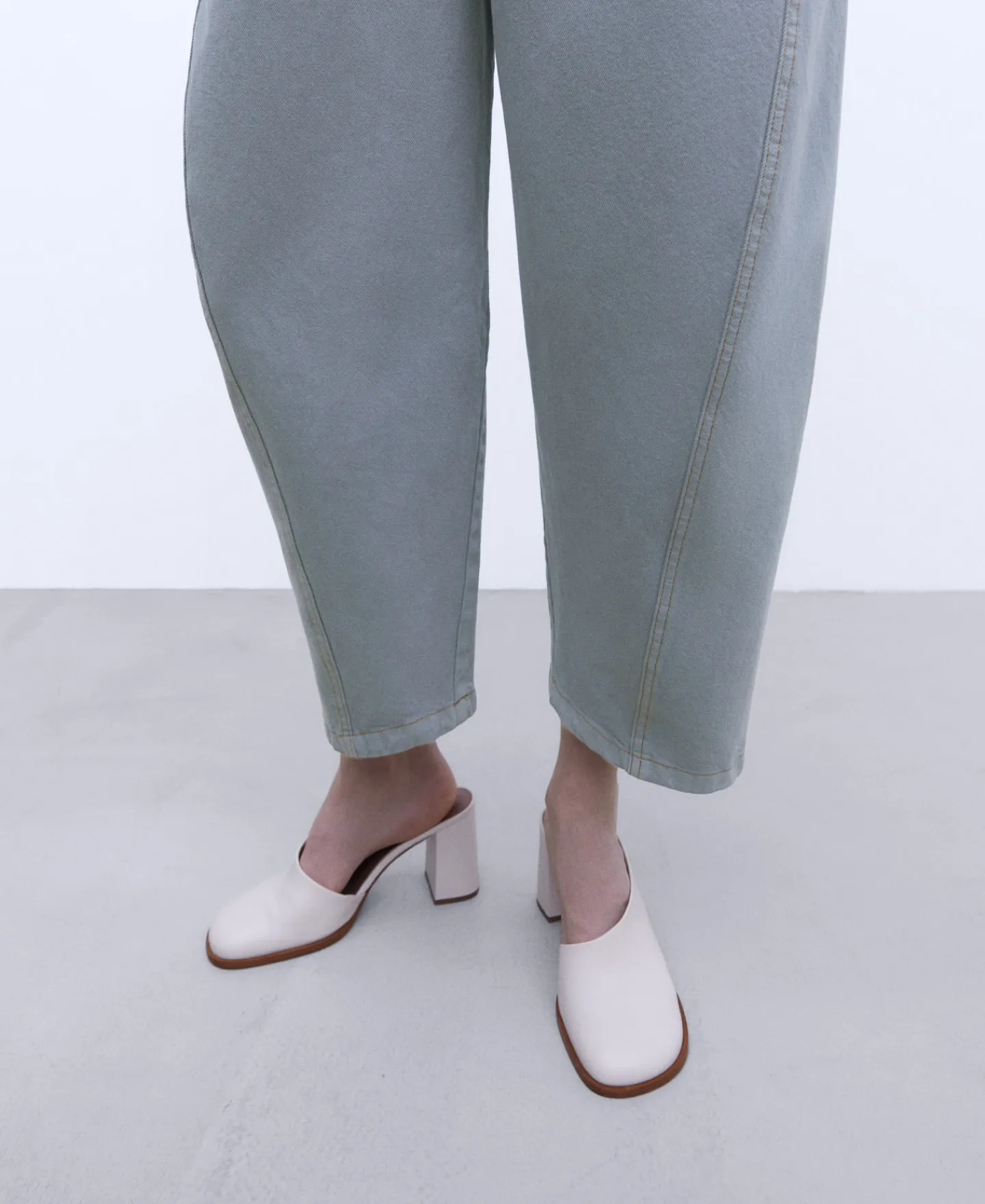Adolfo Dominguez Pantalones>Pantalon Vaquero Banana En Algodon Gris Claro